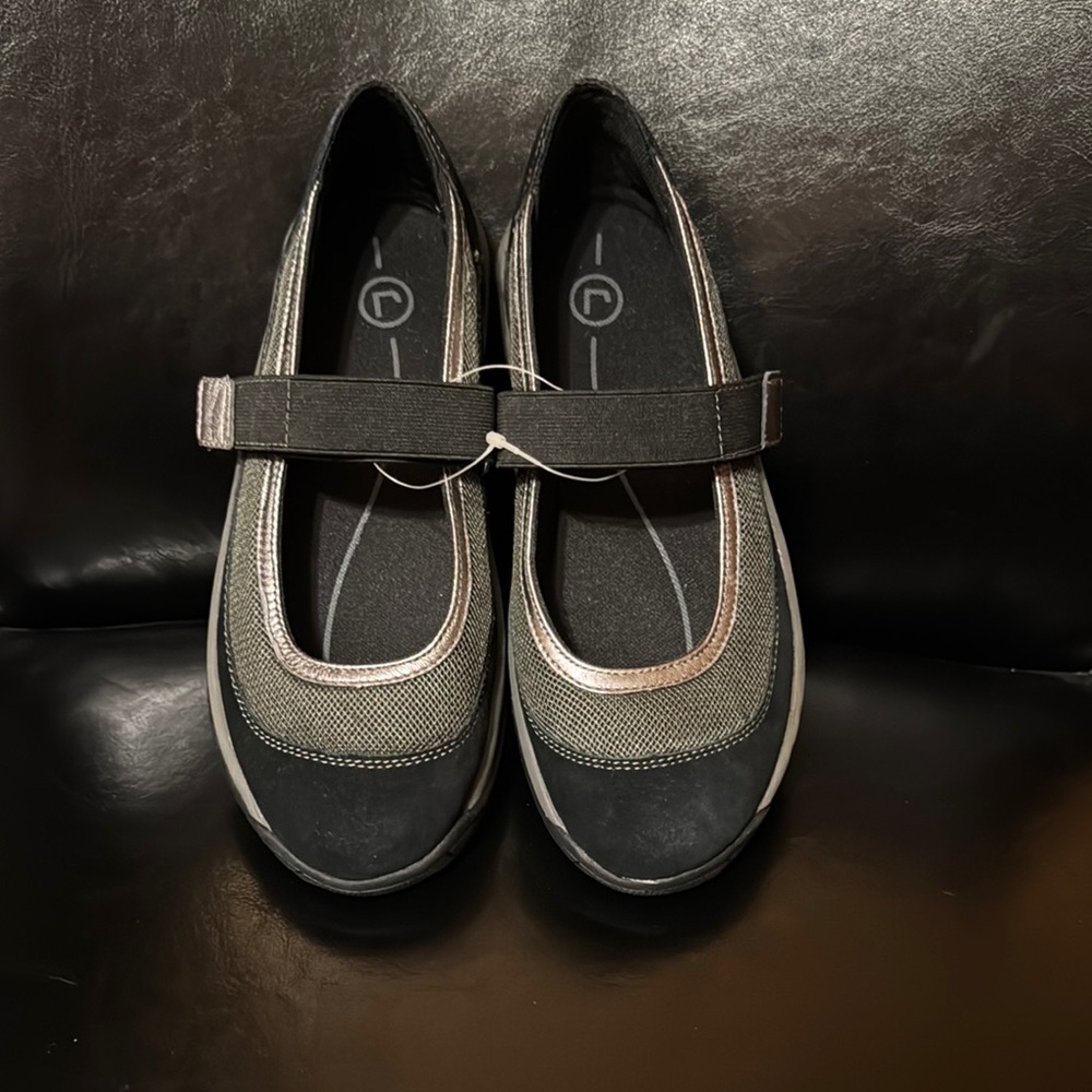 Rockport NWT Leather/Fabric Mary Jane Casual Shoe  Sz. 8 Black, Silver &Gray